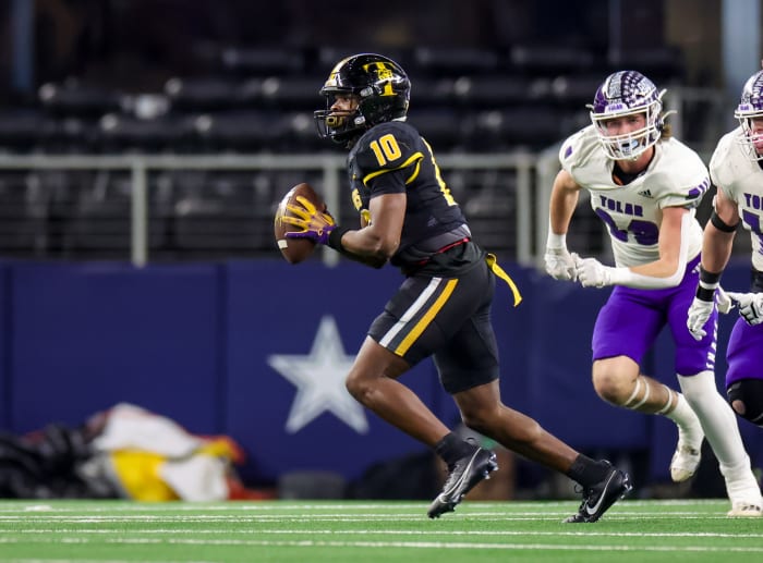 Timpson QB Terry Bussey scans the field in the first half of Timpson's first UIL state football championship appearance on Wednesday at AT&T Stadium. The Bears had fallen short in the semis each of the past three seasons.